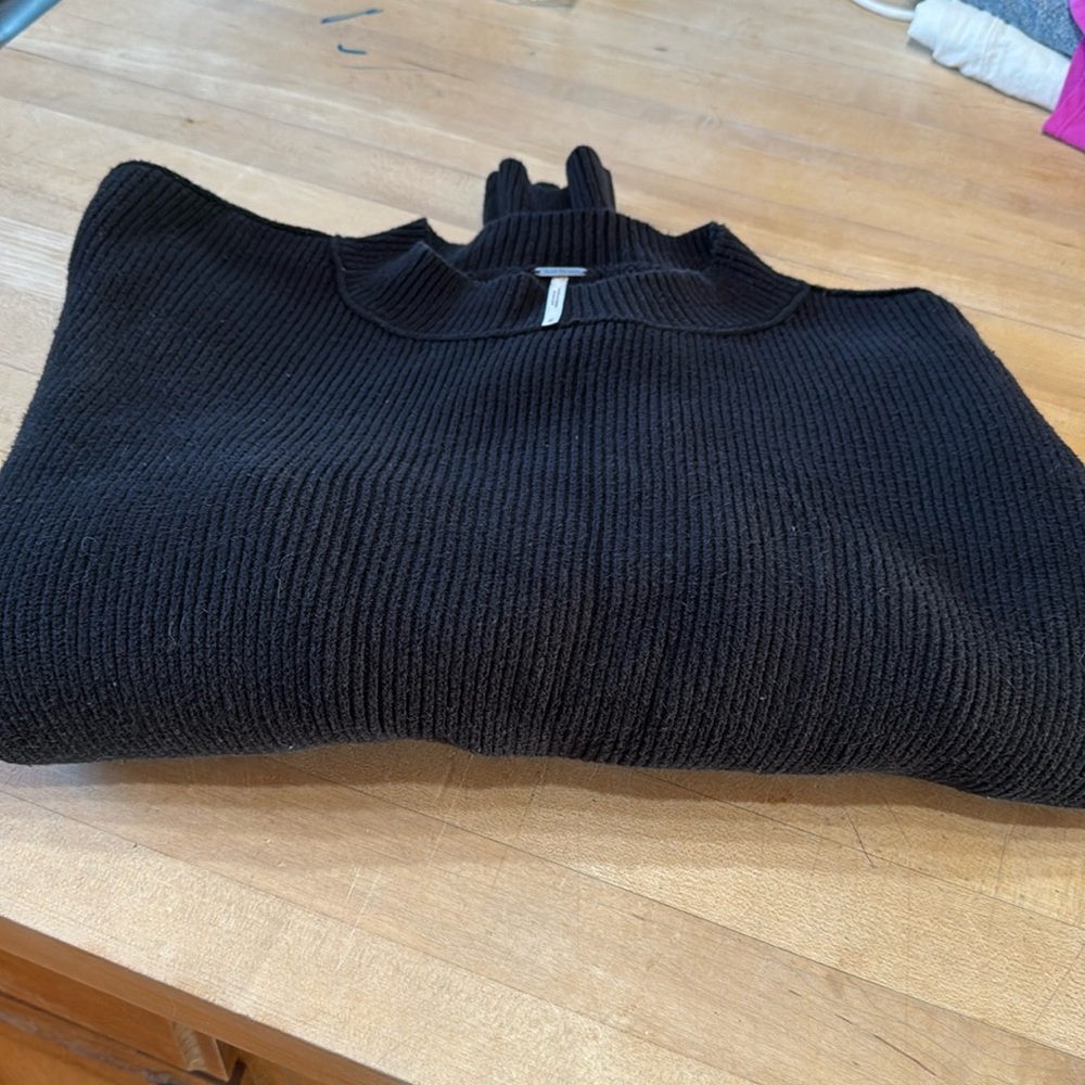 Free People black cropped sweater size medium